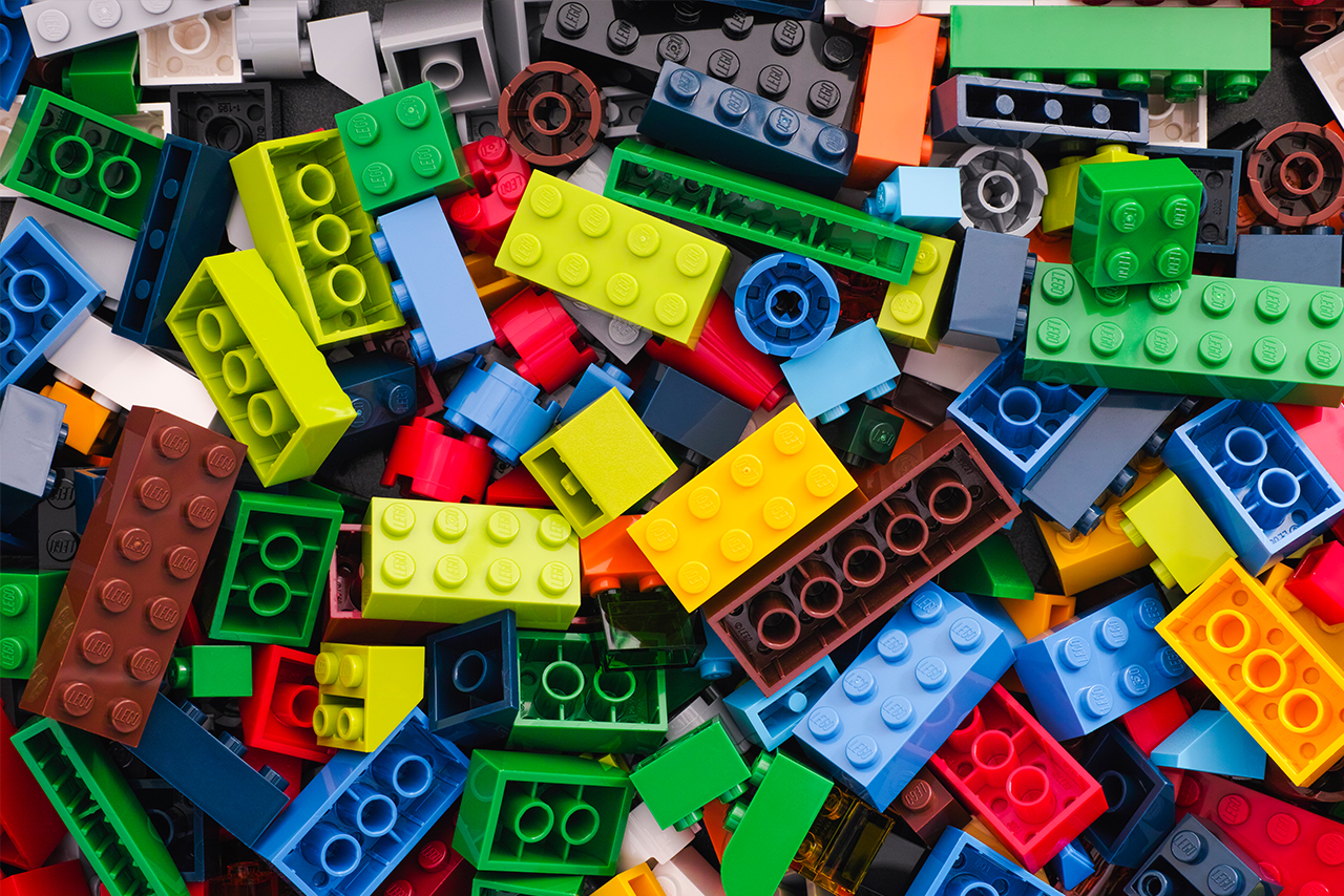   Foto mit Lego-Steinen in verschiedenen Farben 